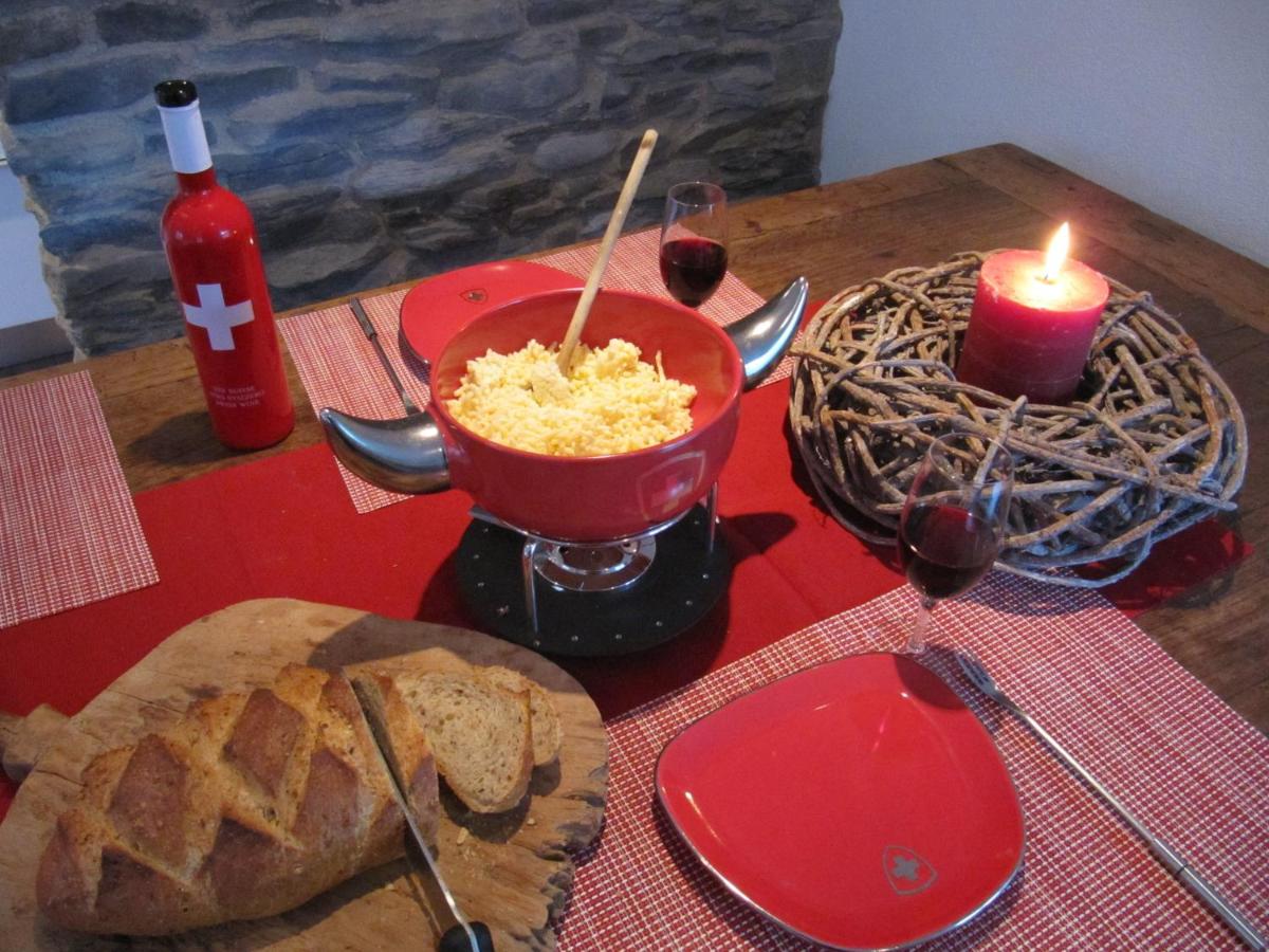 Fondue op de houten tafel