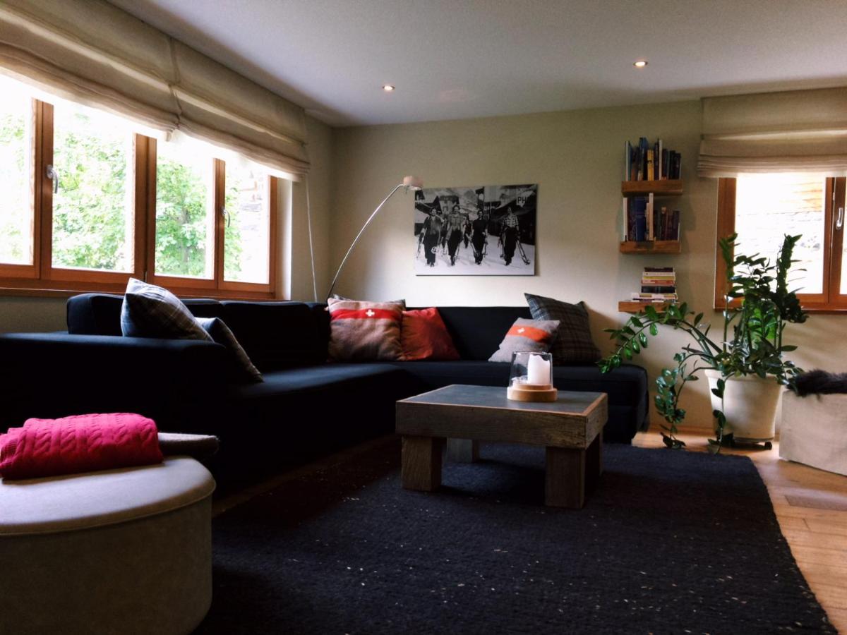 Woonkamer met natuurstenen muur